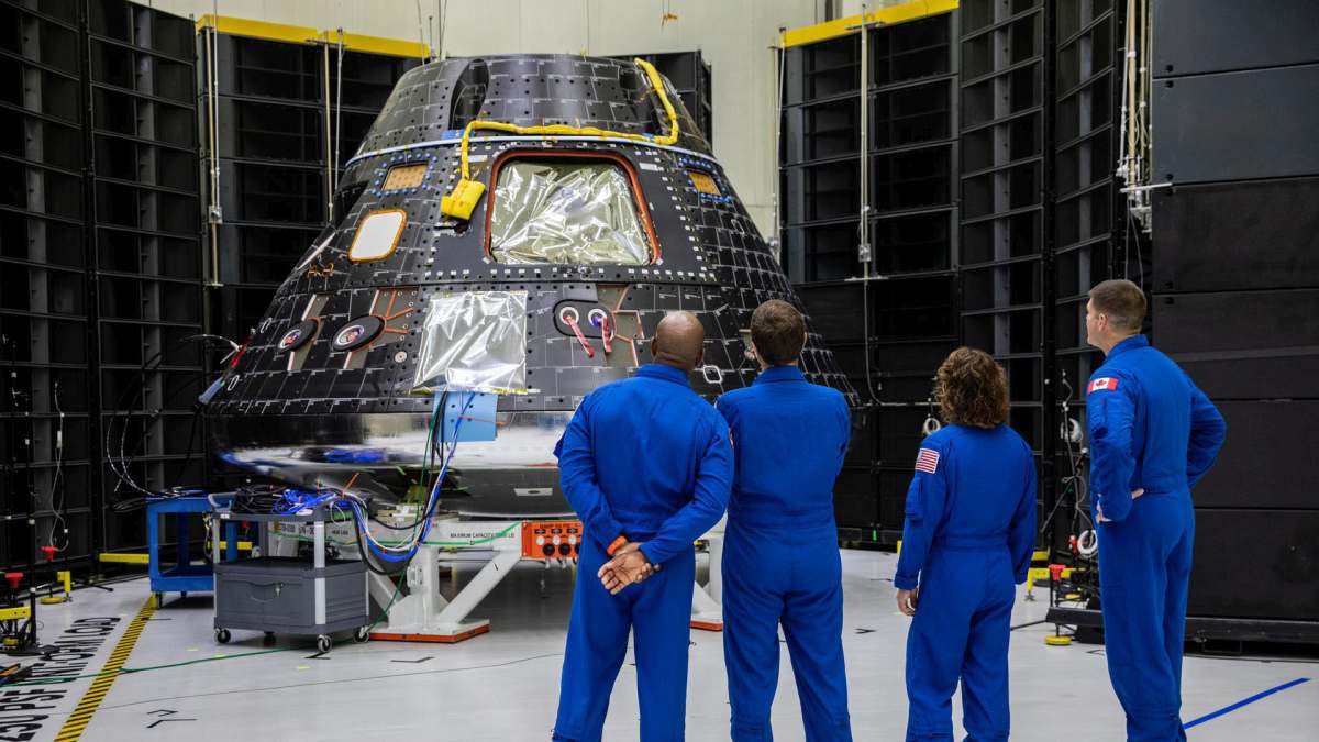 Artemis II check out their Orion crew module.