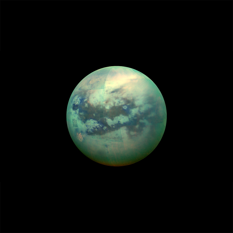 Спутник плотной атмосферой. Титан Спутник Сатурна. Атмосфера титана спутника Сатурна. Спутник Титан снимки. Титан Спутник Сатурна поверхность.
