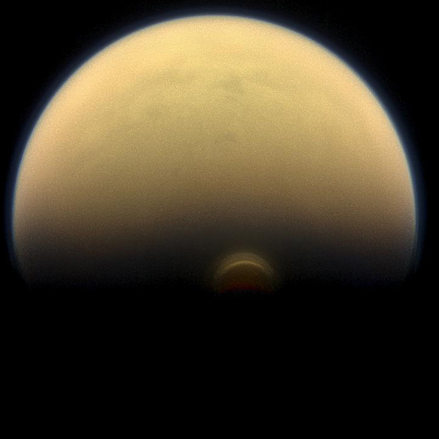 Титан небесный свод какой. Титан Спутник Сатурна Гюйгенс. Кассини фото титана. Титан Спутник Сатурна фото поверхности. Титан Спутник Сатурна фото Кассини.