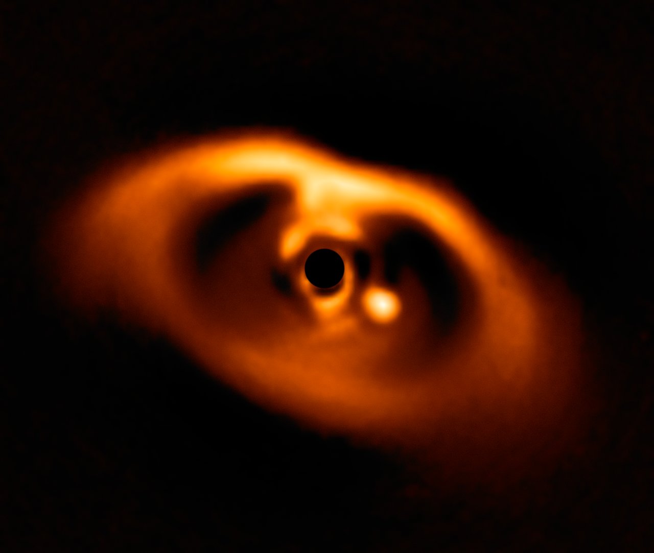 A newborn planet can be seen as a bright spot to the right of the dwarf star PDS 70.