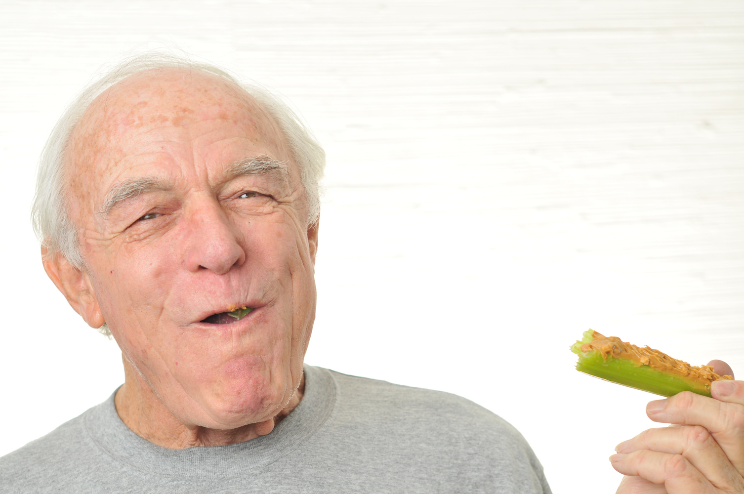 Бритая пожилой. Человек сельдерей. Man with celery. Old people food. Счастливый человек здоровее чем кто ест сельдерей.