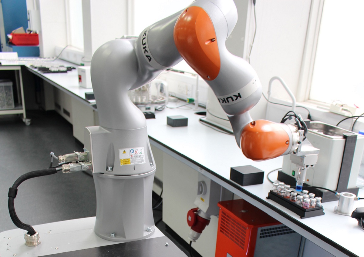 Robot loose in the chem lab - Cosmos Magazine