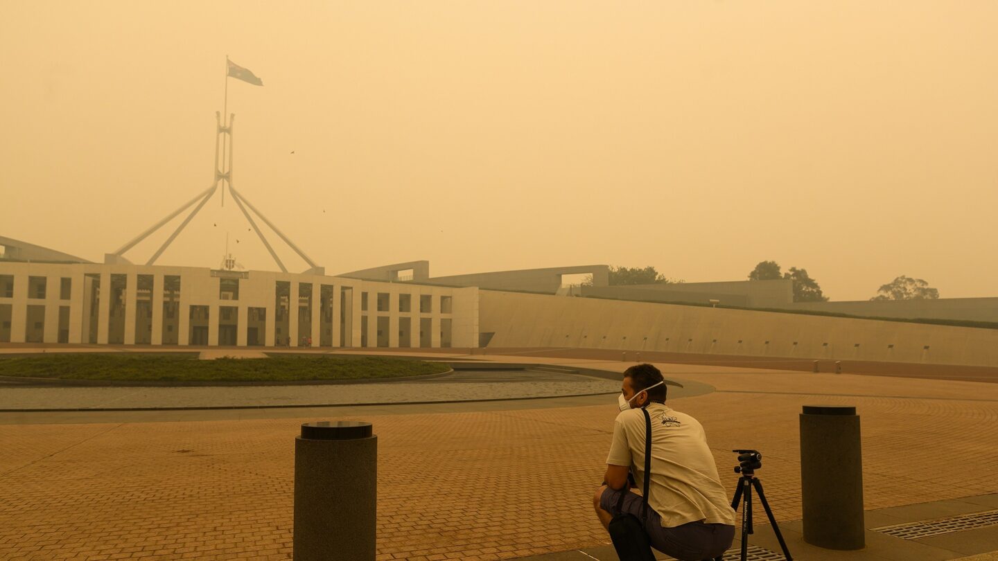 Parliament House blanketed by bushfire smoke January 2020