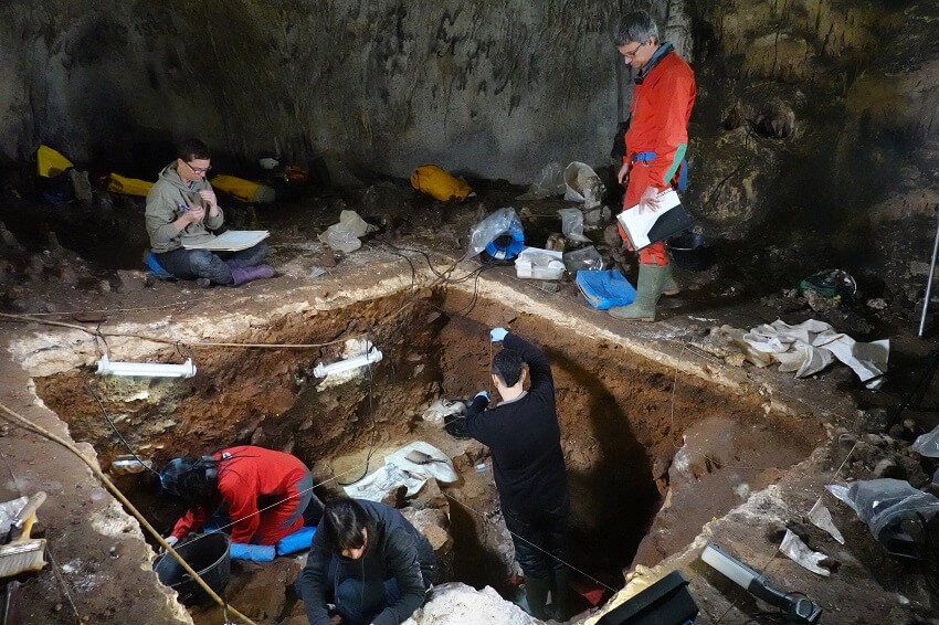 Researchers in galería de las estatuas cave site in northern spain