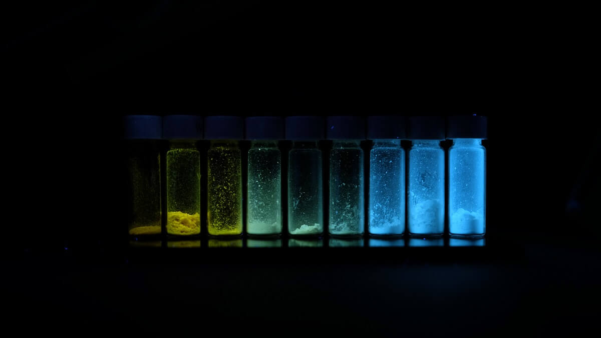 These polymers, seen here under UV light, are composed of the exact same components. The only difference is their chain length.