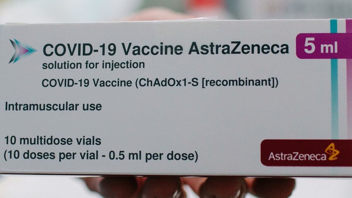 a box that says covid 19 vaccine astrazeneca 5 ml
