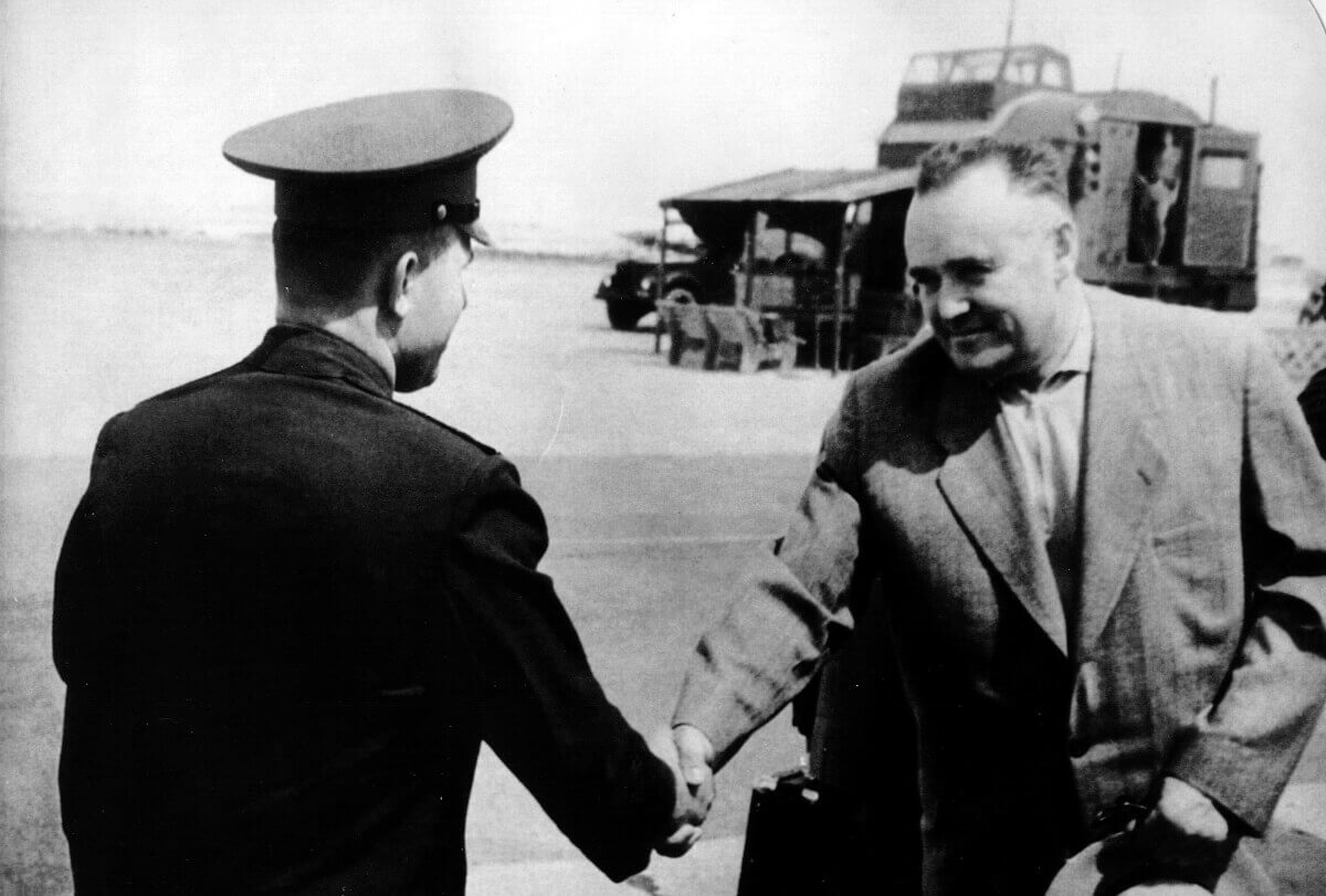 Black and white picture of two men shaking hands
