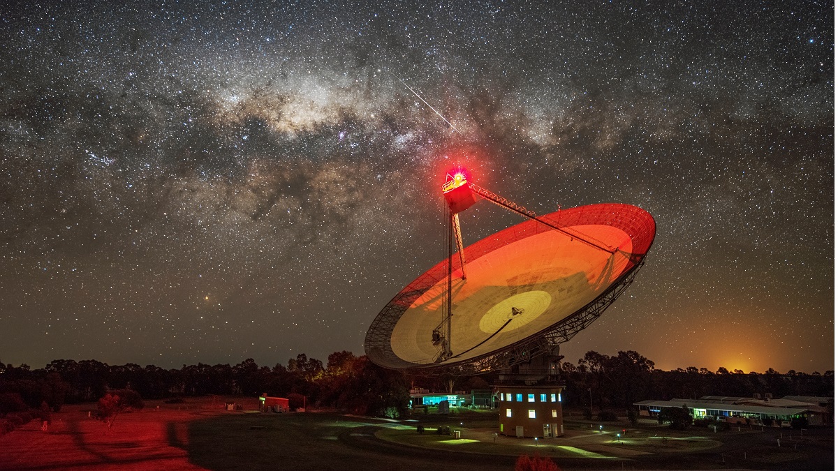 Image of CSIRO’s Parkes radio telescope, Murriyang, at night.