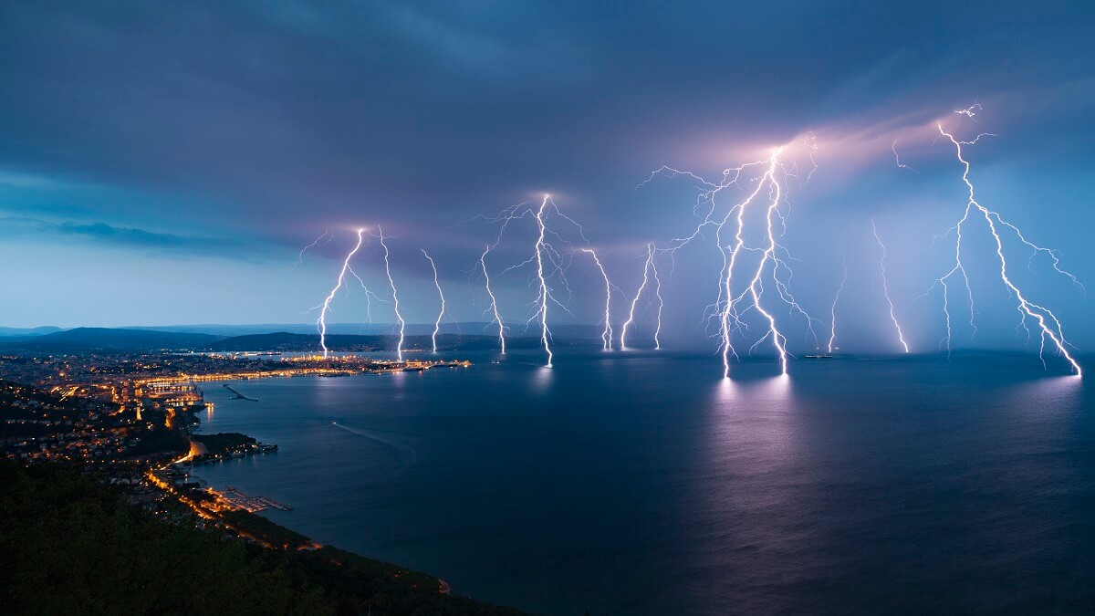 lightning strike meaning in urdu