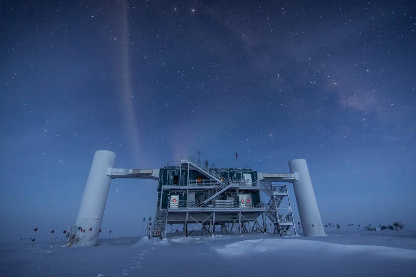 The ice cube neutrino telescope laboratory in antarctica under a starry sky