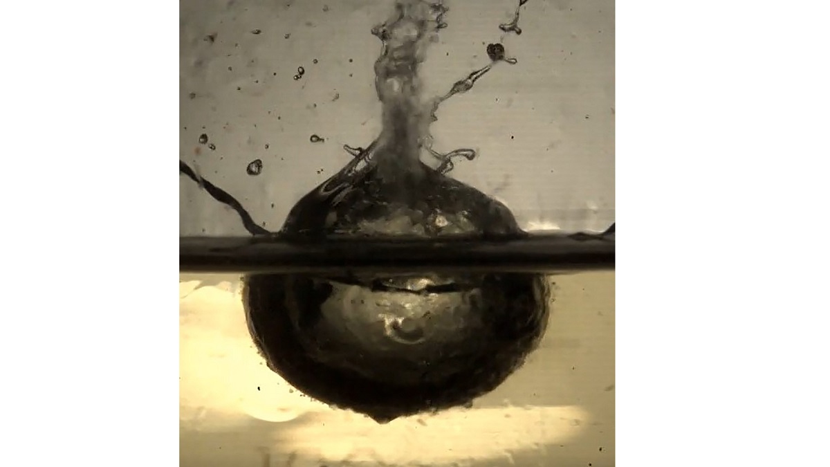 Explosion-cavity-water-oil