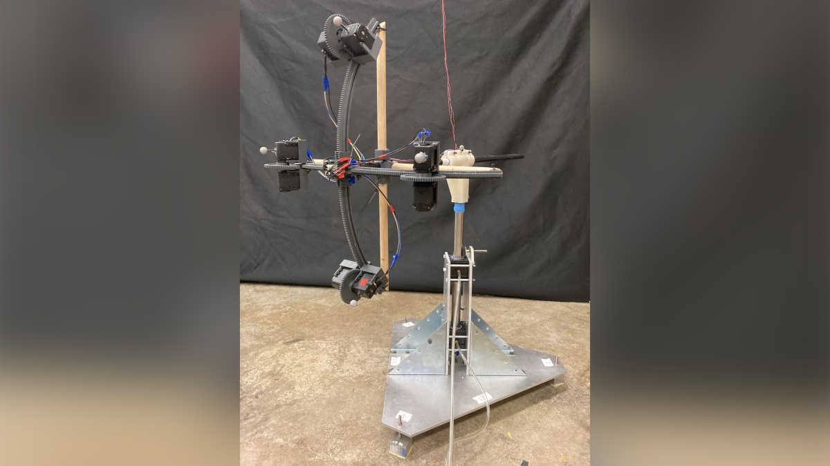 robot-defying-physics-with-rotating-boom-arm
