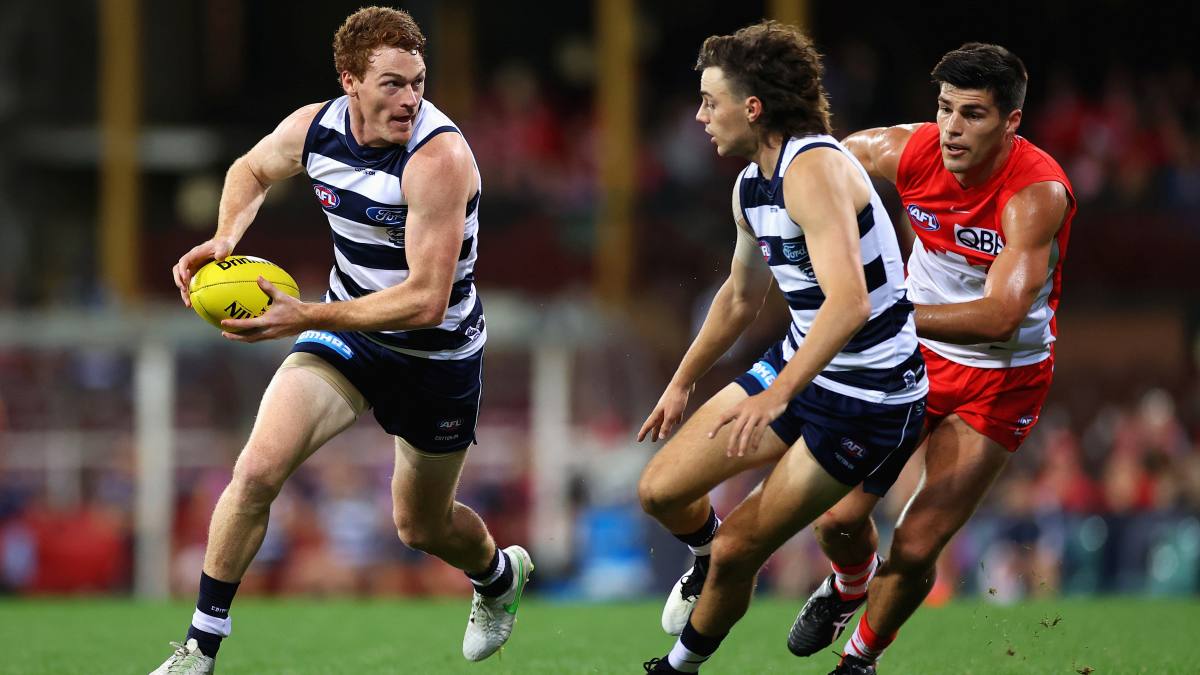 Gary rohan of the cats runs the ball during the round seven afl match between the sydney swans and the geelong cats at the scg